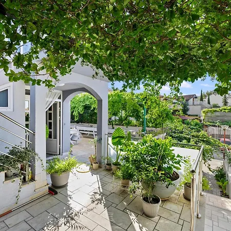 Amazing In Zaboric-brodarica With Wifi Apartment Zaboric