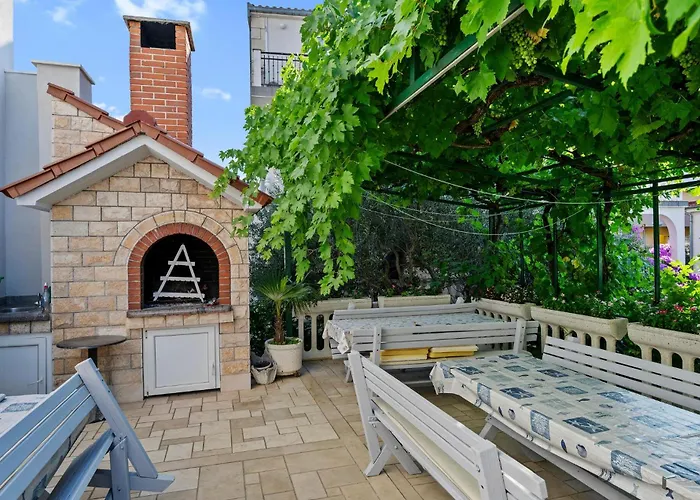 Amazing In Zaboric-brodarica With Wifi Zaboric